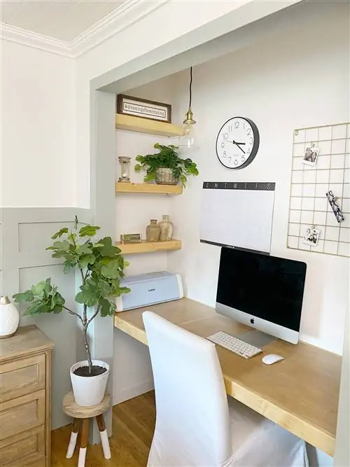 Cloffice, спроектированный во встроенном шкафу, через Pinterest