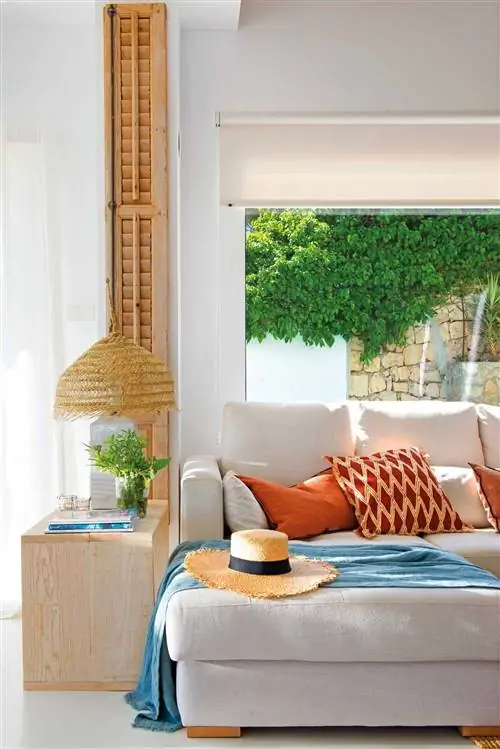 Деталь-гостиная-с-белым-диваном-00527604