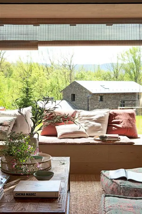 Деталь скамьи перед окном 00526593 O