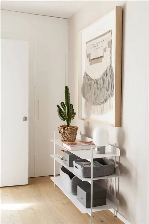 белая прихожая с серыми полками и ящиками 00503776