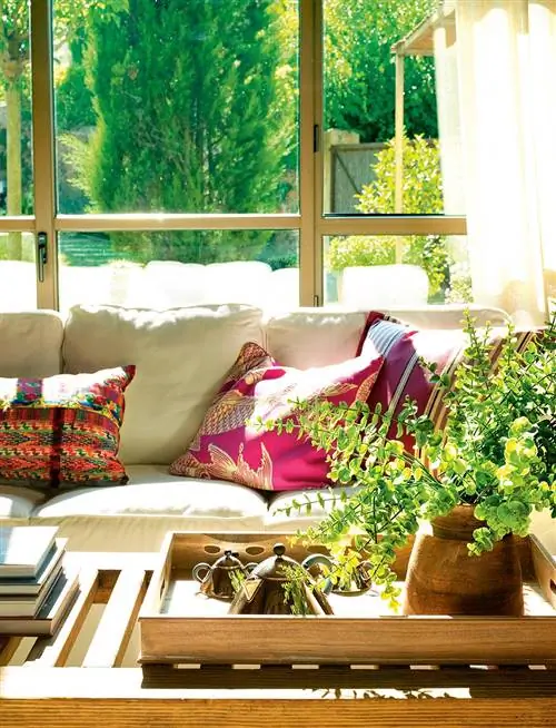 Фрагмент залитого солнцем угла гостиной