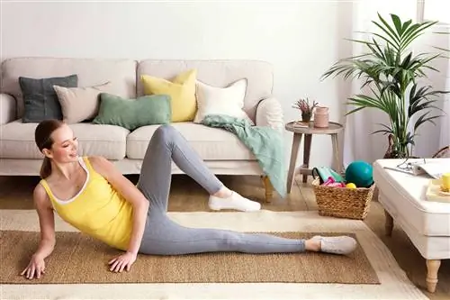 Женщина тренируется 00478227