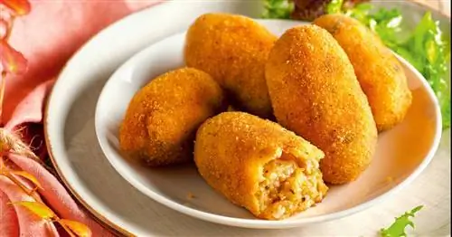 Миски для крокетов и другая посуда, чтобы готовить крокеты, как шеф-повар