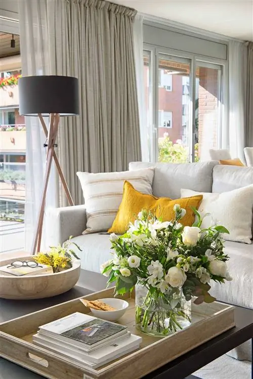 гостиная угловая с диваном у окна и торшером_00522525 O