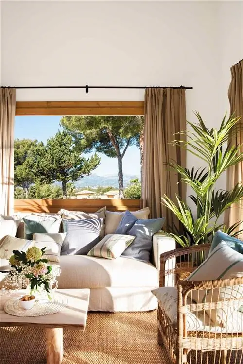 гостиная-нейтральные тона-окно-и-растения-00508433 af84e57a 1333x2000