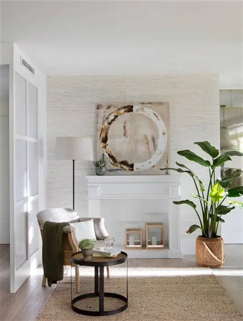 белое кресло у камина 00526368