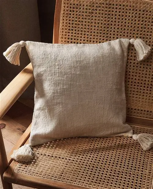 Чехол с помпонами от Zara Home