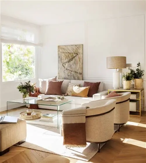 белая гостиная с молдингами 00501840