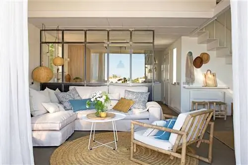 гостиная-со-стеклянной-стеной-и-белым-диваном-00507580 O