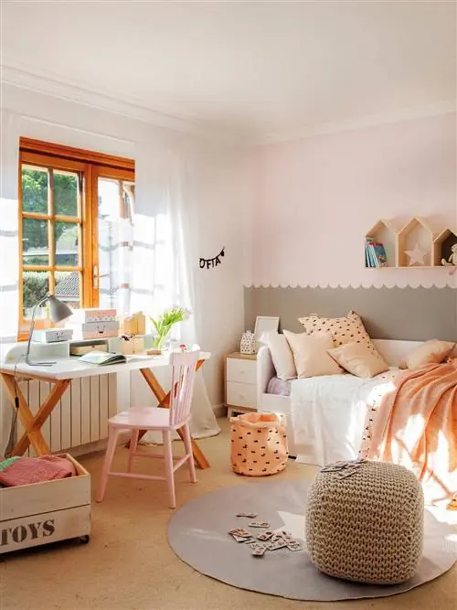 Детская спальня с кроватью у стены и письменным столом под окном