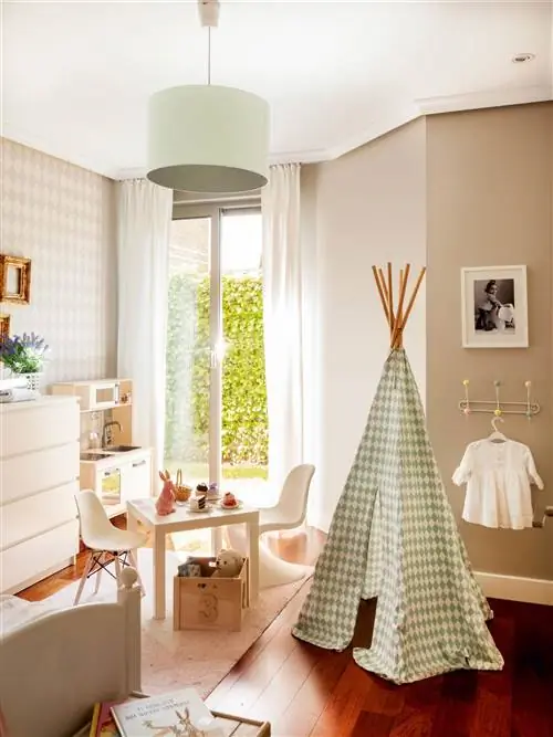 Детская комната в коричневых тонах с игровой площадкой и вигвамом