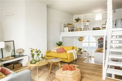 Белая гостиная двойной высоты с оранжевым диваном 00490837