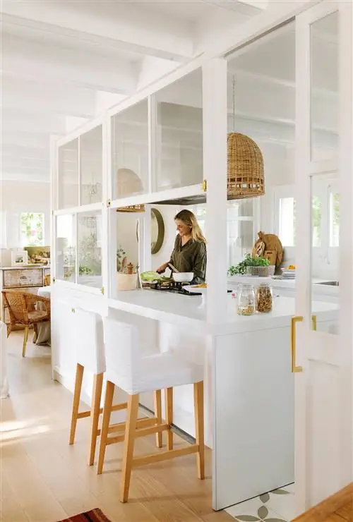 Кухня с белой стеклянной стеной, сообщающейся со столовой_ 00464941