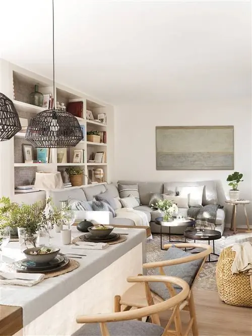 Гостиная совмещенная со столовой с серым угловым диваном fer22282