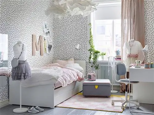 Молодежная спальня ИКЕА с раскладушкой СЛЭКТ и обоями в горошек