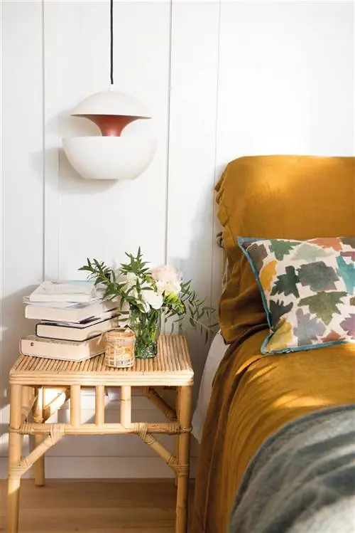 Спальня с тумбочкой и настенным светильником 00508559