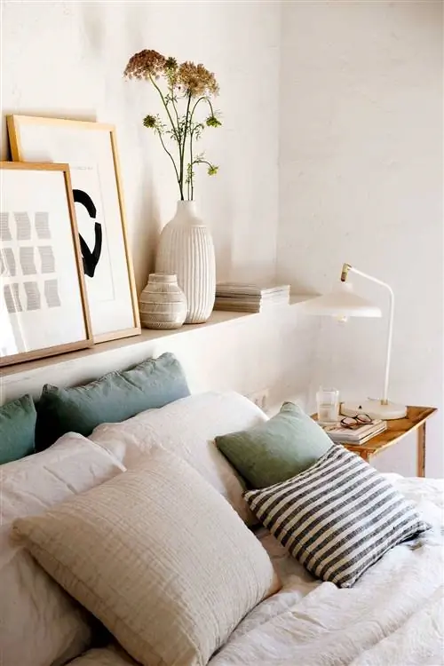 Деталь декоративных подушек на кровати 00510352