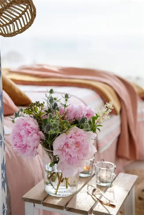 журнальный столик с вазой с цветами 00527650