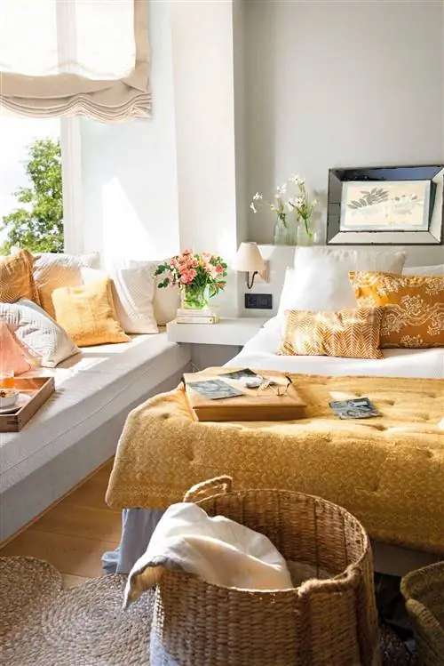 Фрагмент спальни со скамейкой под окном и корзинами у изножья кровати 00510480