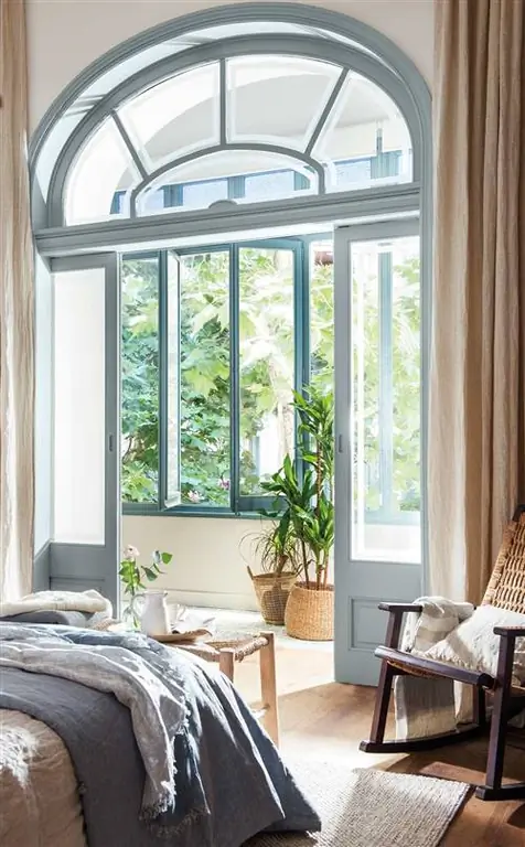 Величественная спальня в квартире с галереей с растениями 00511538