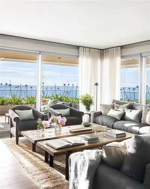 Квартира на побережье Коста Брава от Roger Bellera от RBR Interiorisme