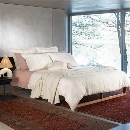 Розовое льняное покрывало модель Flor do Monte из коллекции Amalia Home Collection