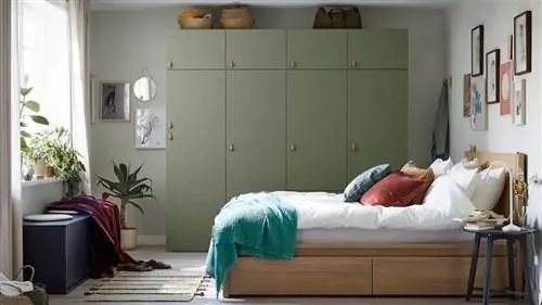 большой-шкаф-зеленый-из-IKEA-прислоненный-к-стене-серая-кровать