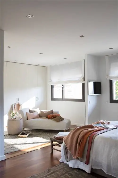 гардеробная спальня с белыми шкафами и шезлонгом 00466521 O