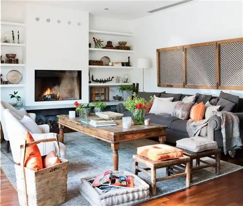 гостиная-с-низкими-табуретами-подушкой-на-полу-деревянным-журнальным-столиком-старинным-синим-ковром-и-камином 00466530-o 79275d59 2000x1695