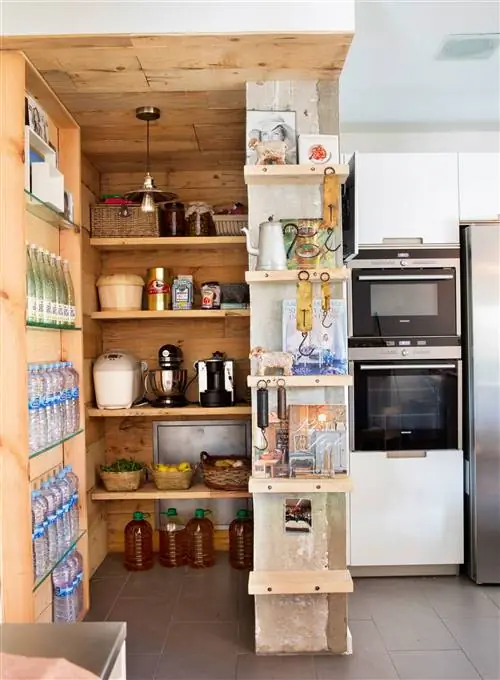 Кладовая с продуктами и техникой 00466525 O