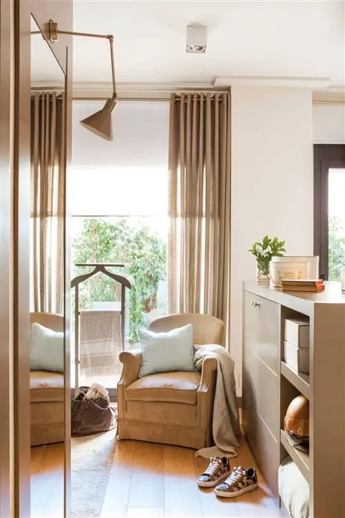 угловая спальня-кресло-окно-жалюзи-и-занавес-00497669