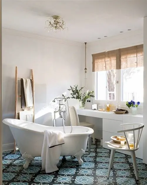 Ванная комната с ванной и современной раковиной 00454991 O