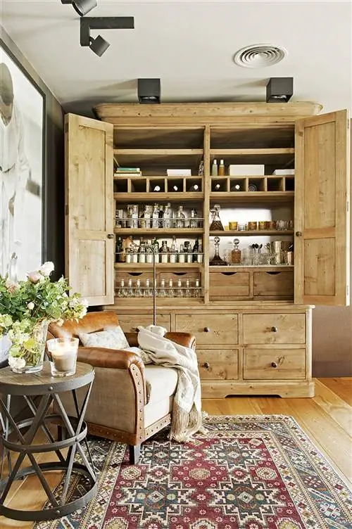 Деревянный барный шкаф с открытыми дверцами 00378912