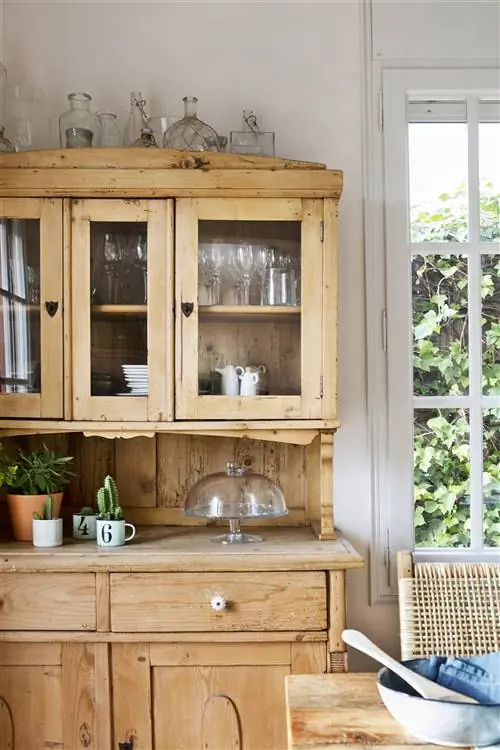 Деревянный шкаф со стеклянными деталями 00521492