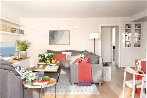 Гостиная с книжным шкафом и Г-образными диванами 00532184