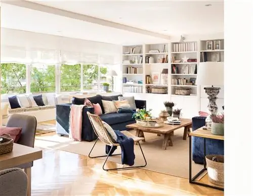 00522625 Гостиная с голубыми диванами и большими окнами