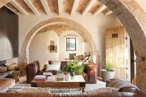 Гостиная в деревенском доме со сводами и кожаными диванами 00538547