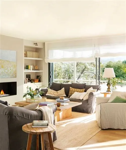 Гостиная с темными диванами 00535672