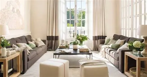 12 гостиных El Mueble с темными диванами, которые остаются современными и шикарными