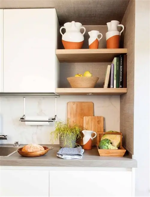 кухня с белой мебелью и виниловой бумагой-00493767