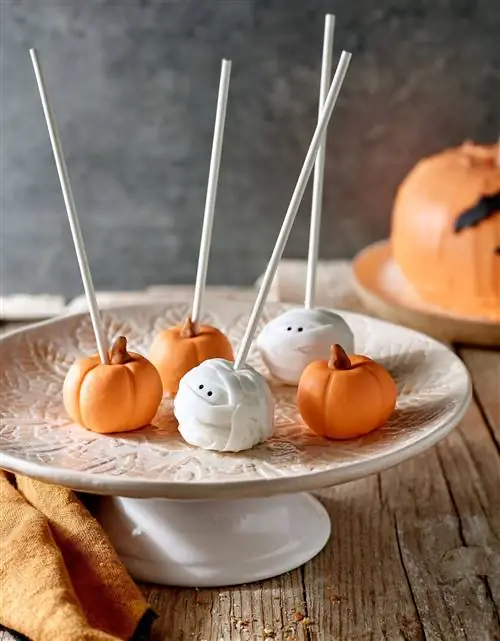 00492529 Рецепт Хэллоуина Тыква и мумия Cakepops 00492529 Рецепт Хэллоуина Тыква и мумия Cakepops