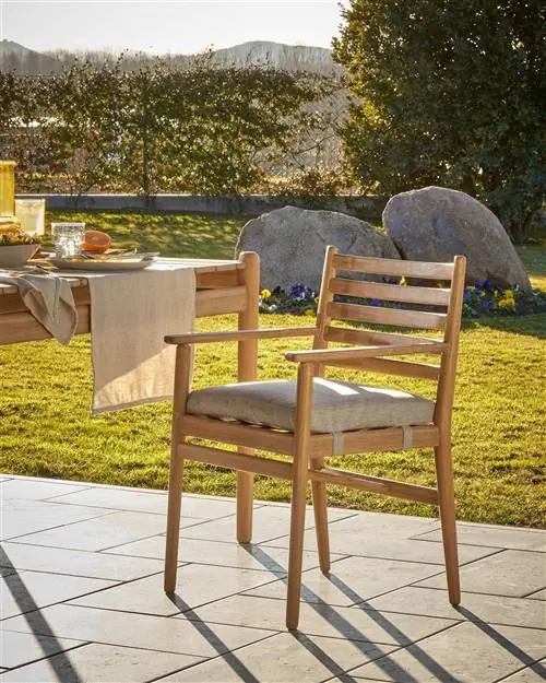 Стул из эвкалипта с подушкой от Kave Home Стул из эвкалипта с подушкой от Kave Home