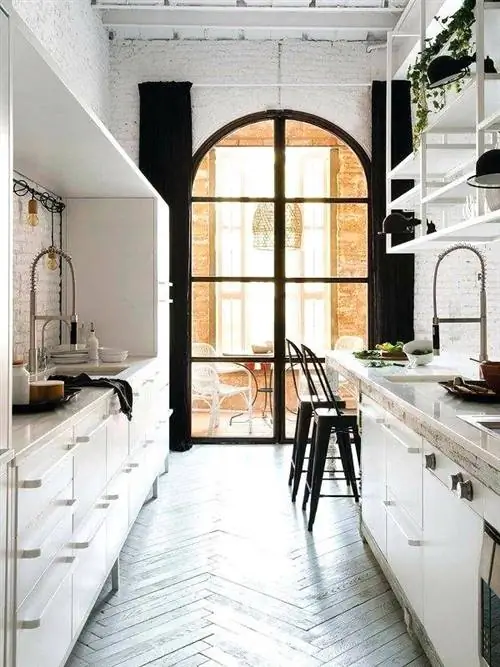Черно-белая кухня в индустриальном стиле от Pinterest Черно-белая кухня в индустриальном стиле от Pinterest