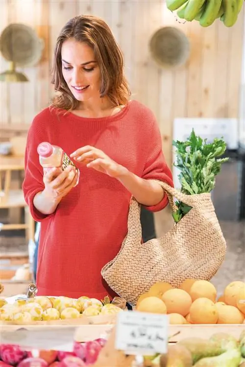 женщина-чтение-этикетки-продукты-00463325 женщина-чтение-этикетки-продукты-00463325