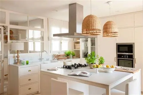 кухня с белыми шкафами и центральным островом 00530440 O кухня с белыми шкафами и центральным островом 00530440 O