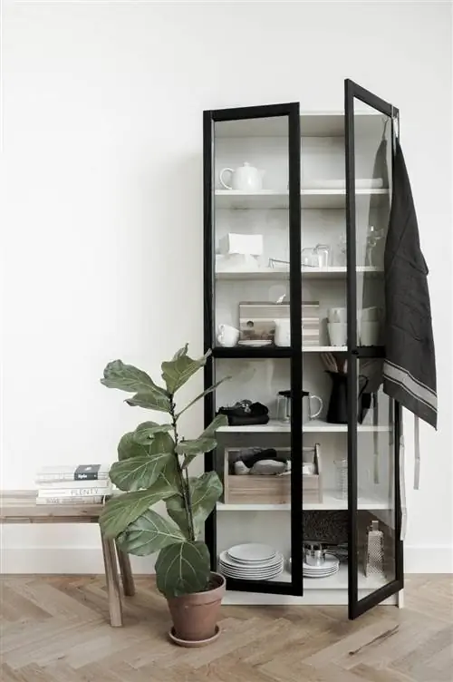 Книжный шкаф IKEA BILLY со стеклянными дверцами и черной рамой, через Pinterest Книжный шкаф IKEA BILLY со стеклянными дверцами и черной рамой, через Pinterest