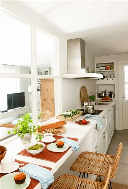 Белая кухня со стеклянным проемом, ведущим в гостиную 00493849 O Белая кухня со стеклянным проемом, ведущим в гостиную 00493849 O