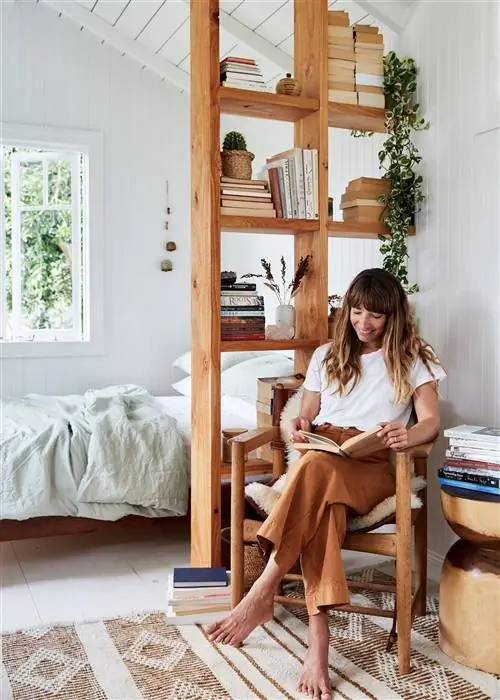Мансардная спальня с деревянной книжной полкой от Pinterest Мансардная спальня с деревянной книжной полкой от Pinterest