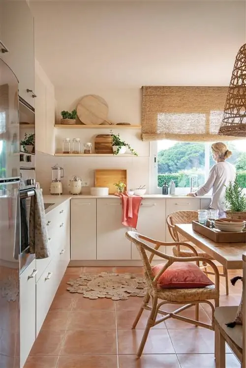 Идеи оформления кухни жалюзи из натурального волокна.