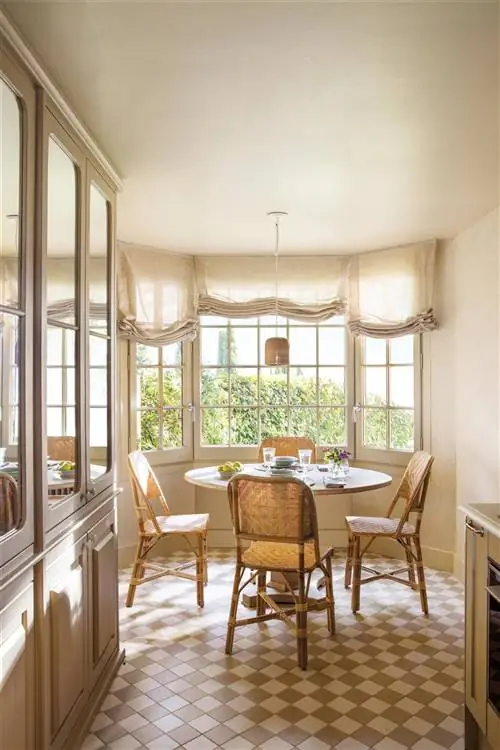 Идеи, как украсить кухню жалюзи.